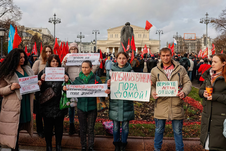 Жены мобилизованных 7 ноября вышли на пикет в Москве. Фото издания «Важные истории» и канала «Путь домой»