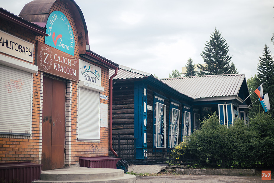 В деревянном доме располагается кинотеатр «Голубой Алтай», где показывают старые фильмы. Фото «7х7»