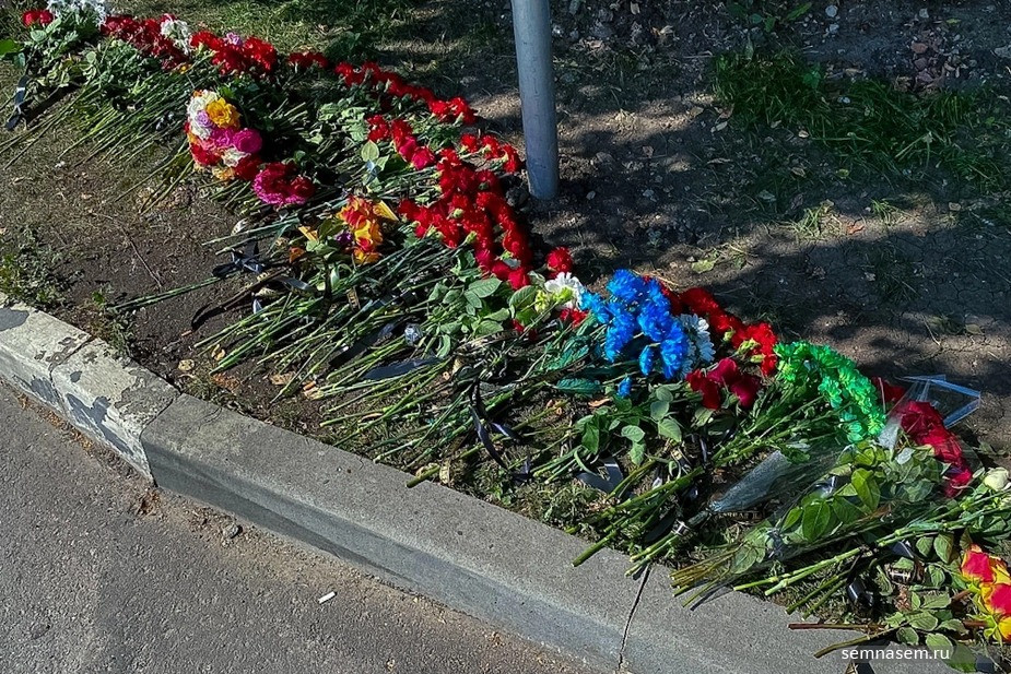 Белгородцы несли цветы к месту трагедии