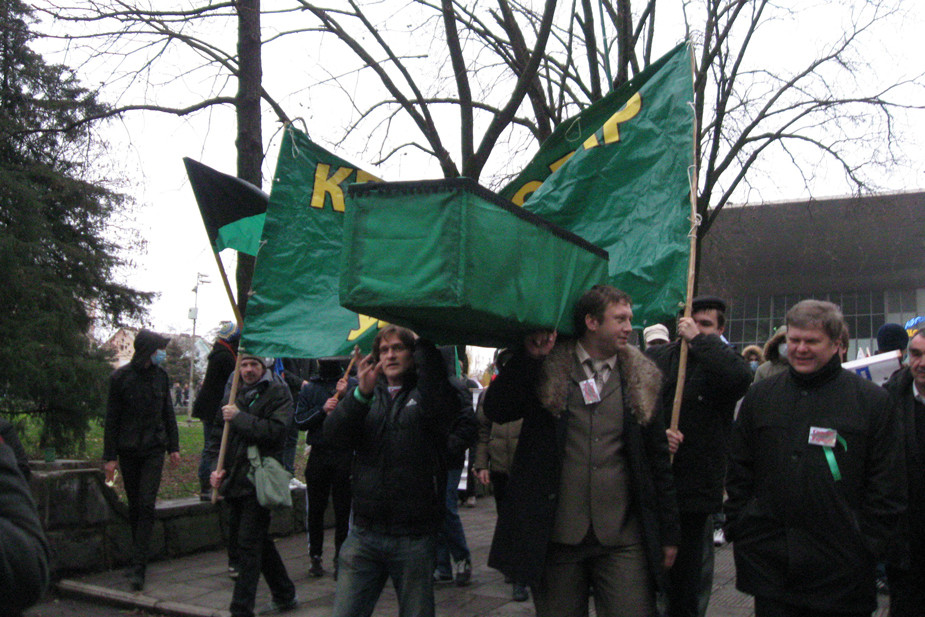 На акции против дачи Медведева в 2010 году активисты пронесли гроб