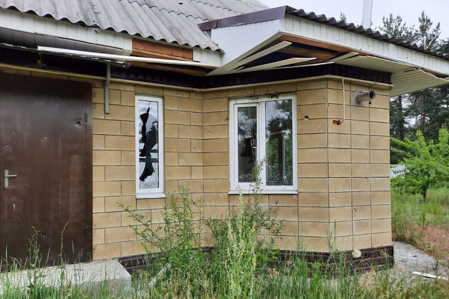 Пострадавший от обстрела дом на улице Волчанской