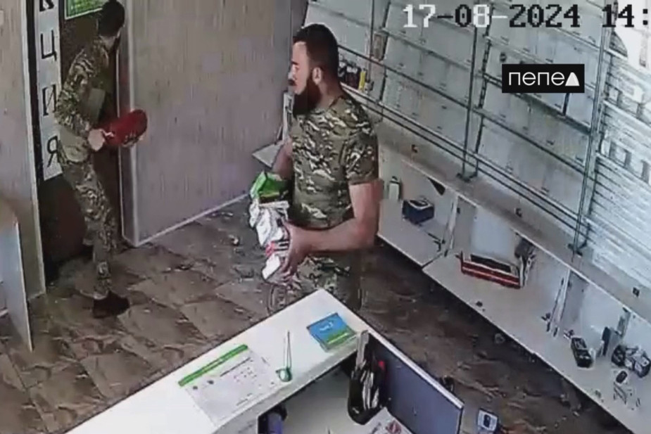 Российские военнослужащие грабят салон сотовой связи в поселке Глушково, Курская область, август 2024 года. Фото: «Пепел». Источник: https://t.me/kurpepel/367