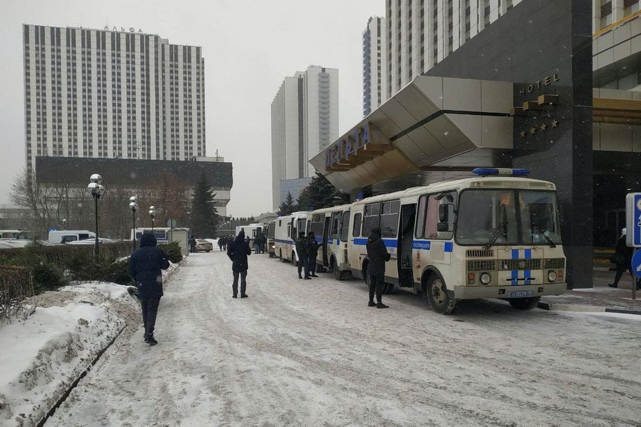 Автозаки возле гостиницы «Измайлово»