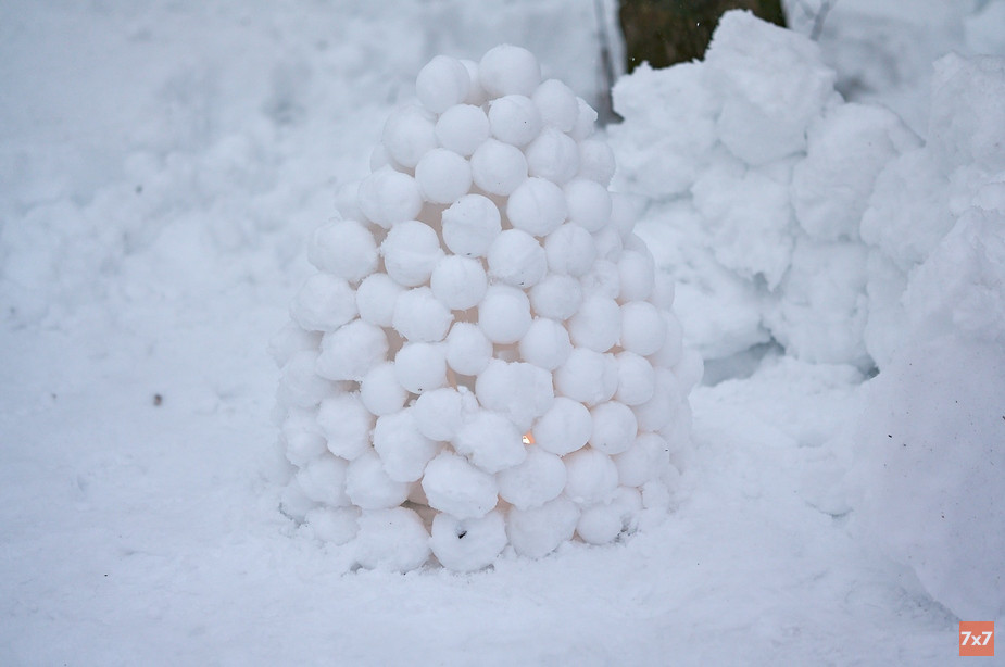 Внутри каждого снежного фонаря участники фестиваля зажгли свечи