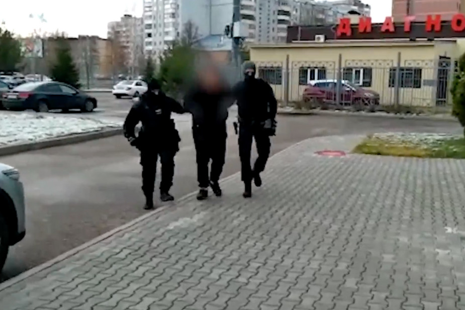 Задержание подозреваемого в использовании пиротехнического средства внутри ночного клуба