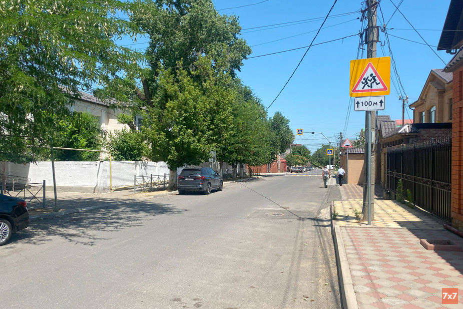 Безлюдная улица. Пересечение Поповича и Островского