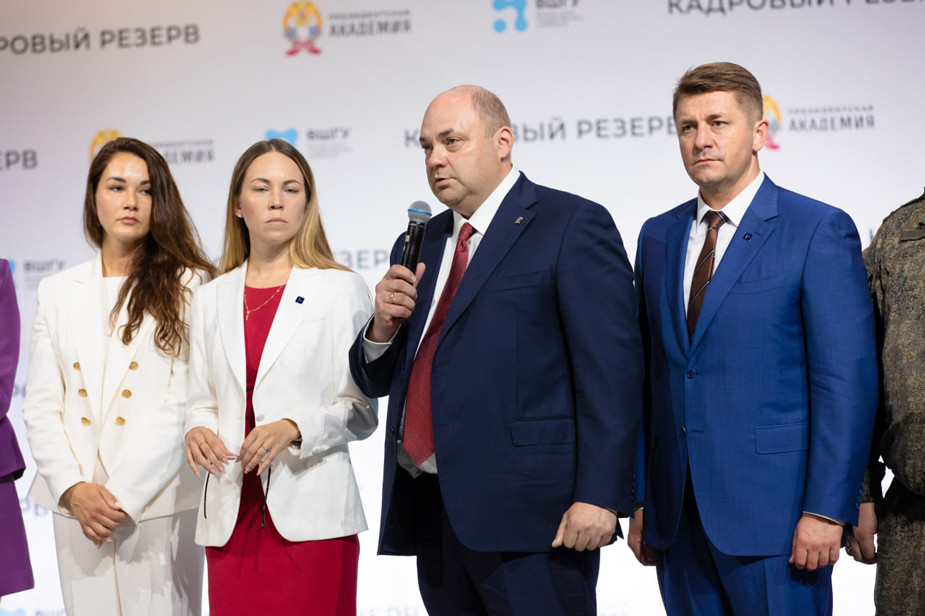 Алексей Смирнов (с микрофоном) на собрании «Школы губернаторов»