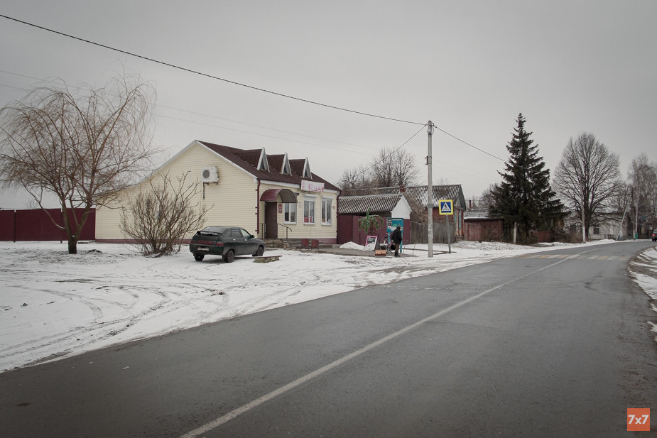Здание магазина в селе Новый Ропск. По словам местных жителей, отсюда школьный автобус забирал детей из приграничных населенных пунктов