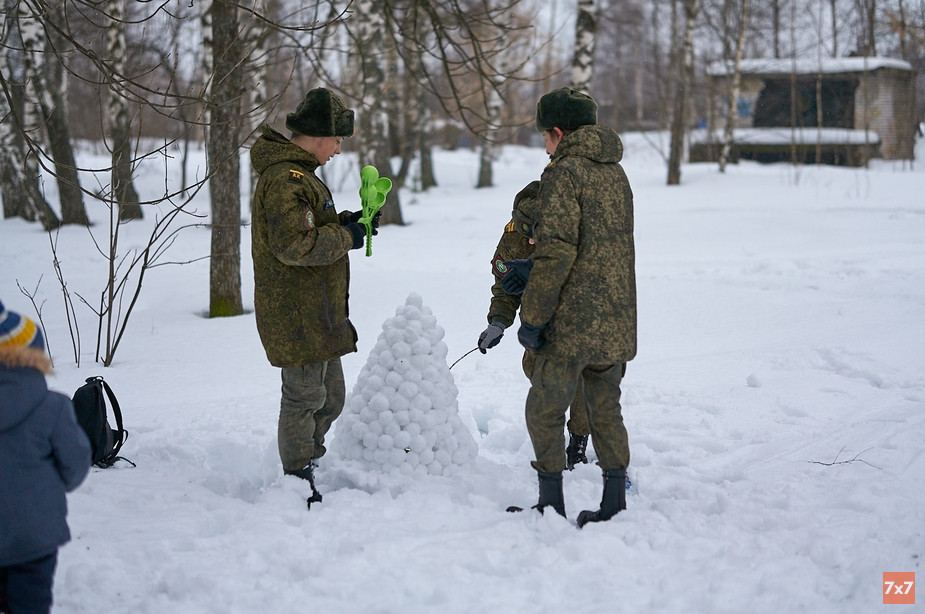 На фестиваль снежных фонарей пришли студенты кадетского колледжа