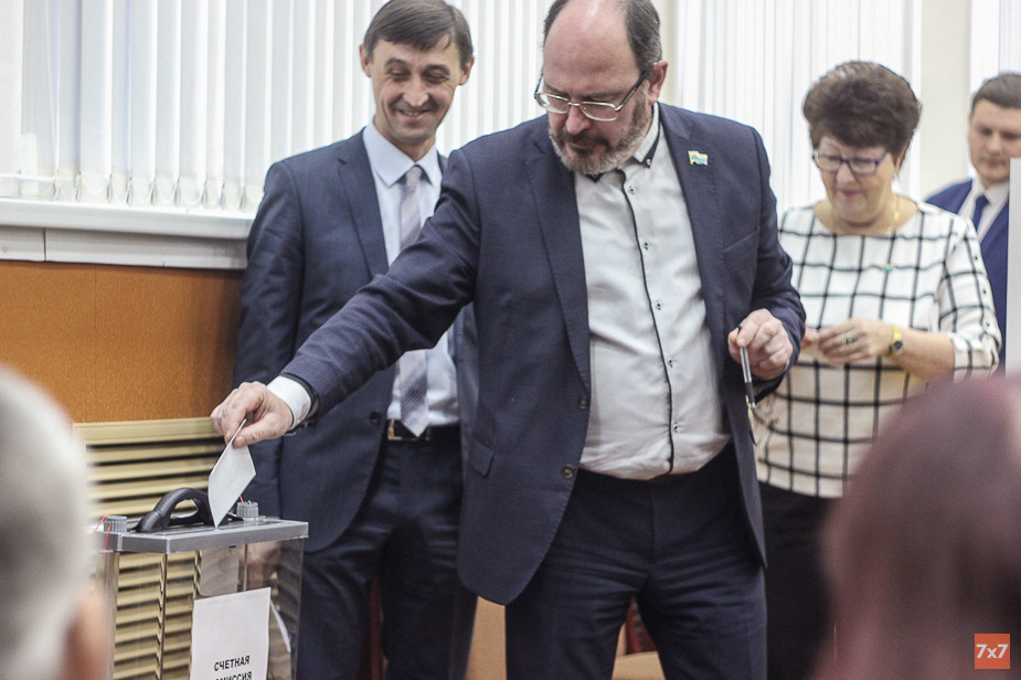 Депутаты гордумы Великого Новгорода голосуют за кандидатуру на должность главы города