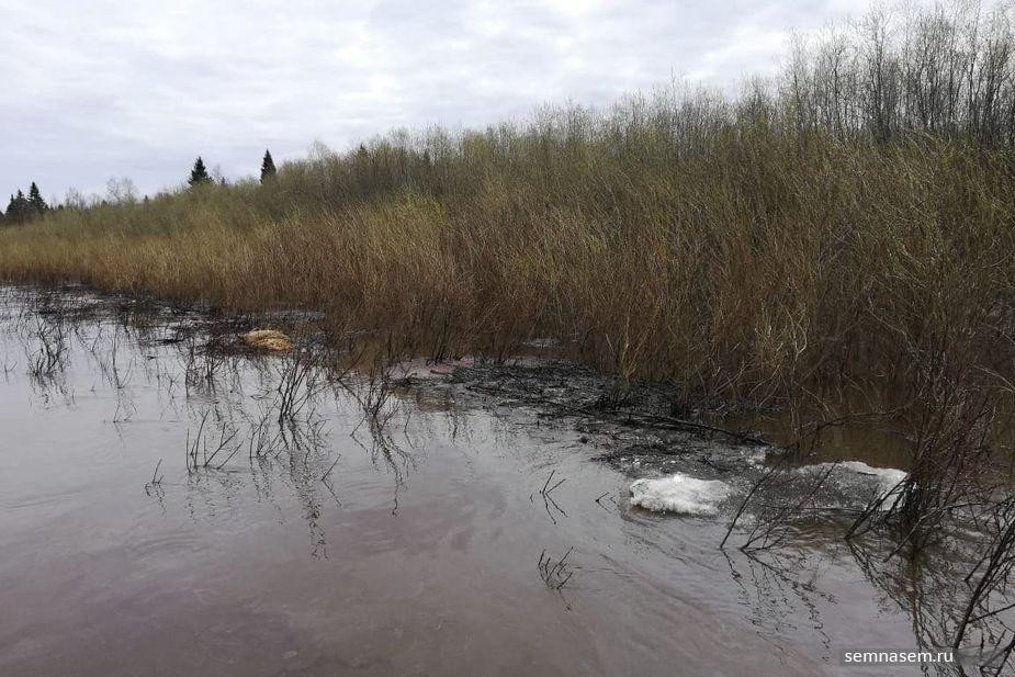Oil in the Kolva river’s mouth, morning of May 16, 2021