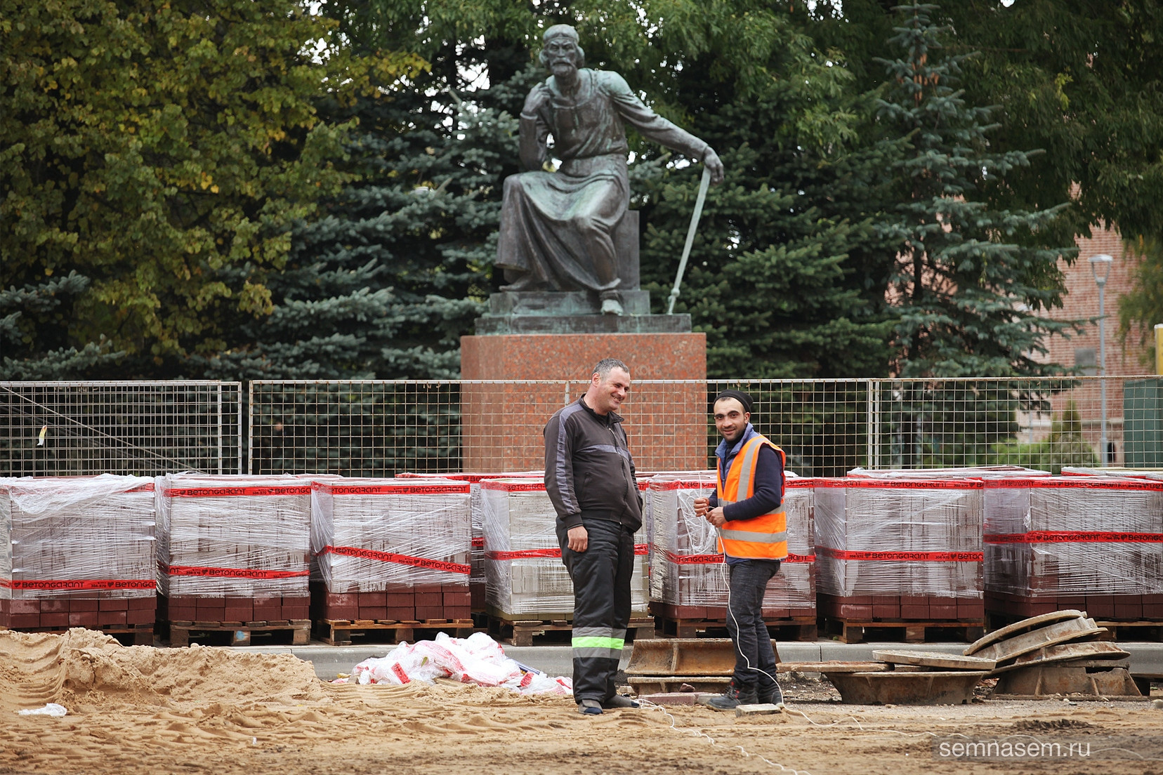 Ремонт улицы Октябрьской революции перед зданием городской администрации