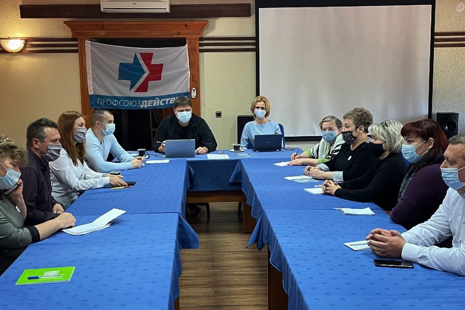 Визит ведущего юриста Анастасии Манзя и председателя профсоюза медработников «Действие» Андрея Коновала (слева по центру) в Орел в октябре 2021 года