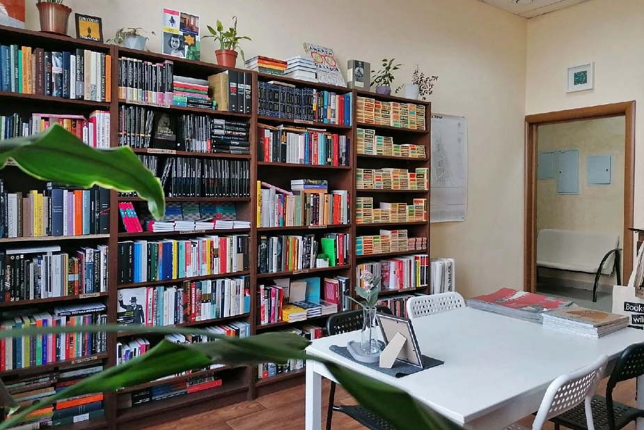 Интерьер третьего магазина «Перемен» на первом этаже «Новоколледжа». Там продаются узкоспециализированная гуманитарная литература и книги об искусстве 