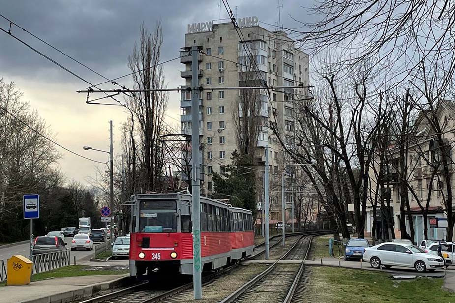 Вывеска «Миру — мир» на крыше дома №298 по ул. Коммунаров в Краснодаре