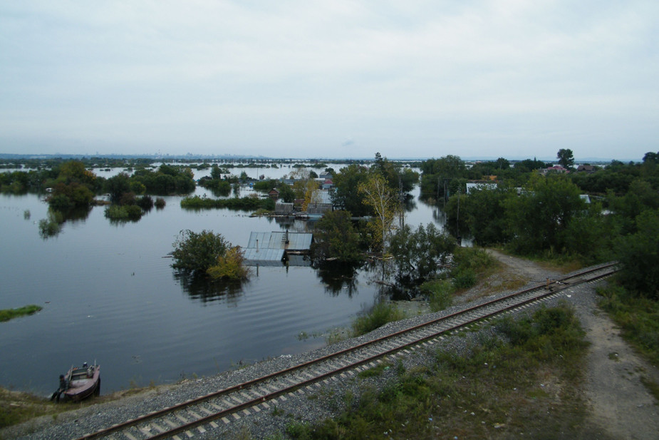 Затопленные дома в поселке Приамурский Еврейской автономной области в 2013 году. Фото: Andshel / Wikimedia (CC0 1.0)