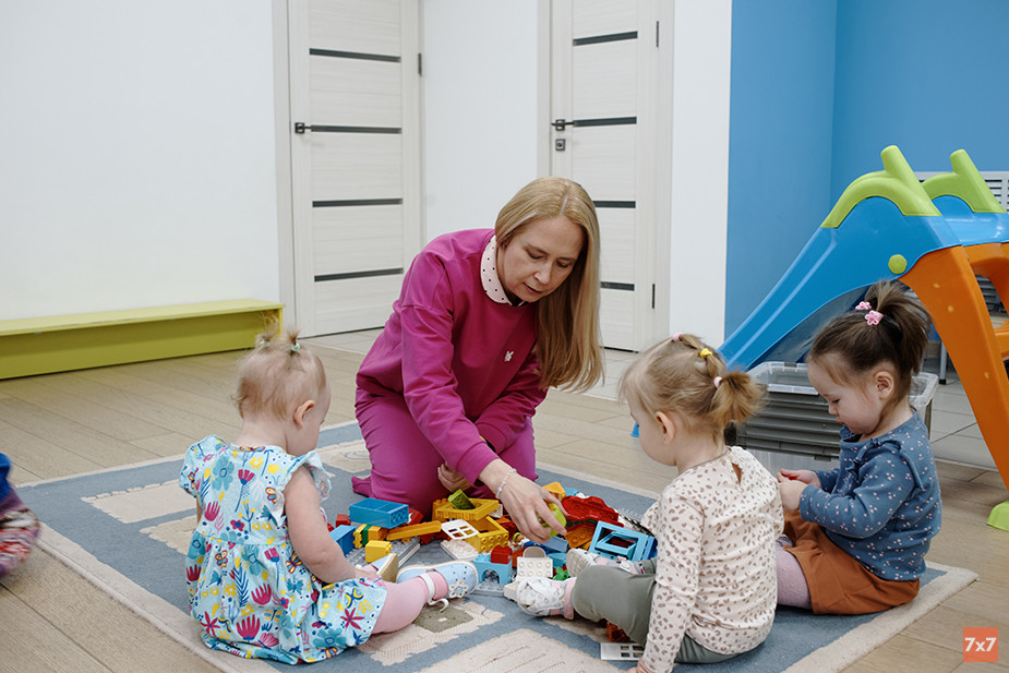 Марина в игровой комнате детского сада «Домовенок»