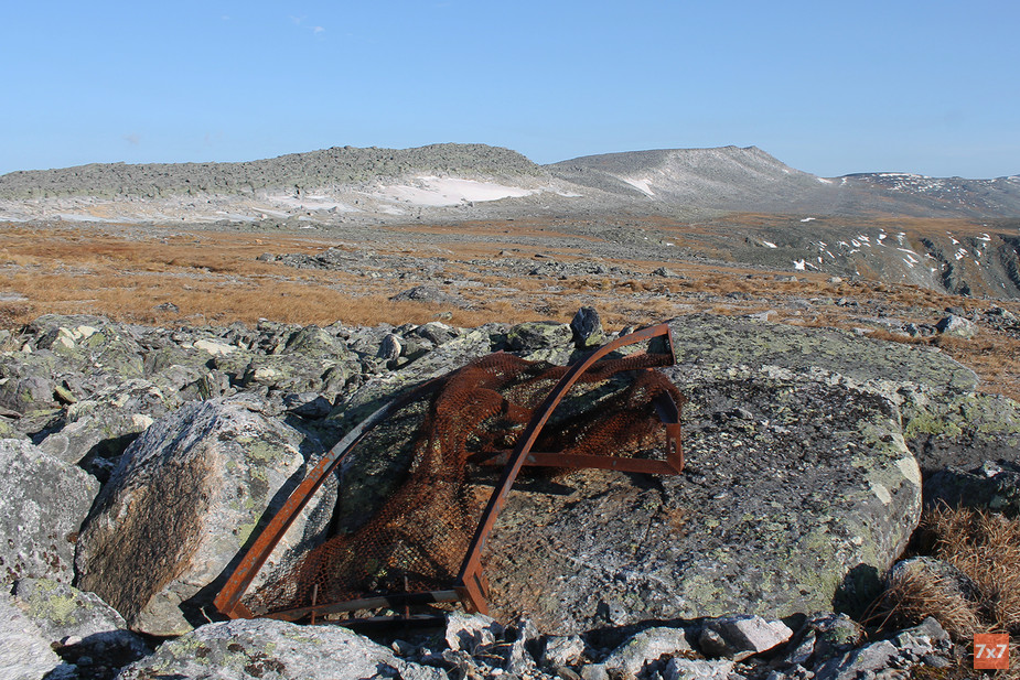Каркас кровати рядом с местом, где проходила геологоразведка Чудного