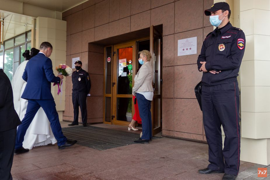 Свадьбу пока не разогнали