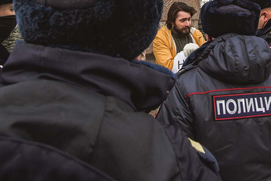 Полицейские вокруг Виталия Цицурова во время пикета