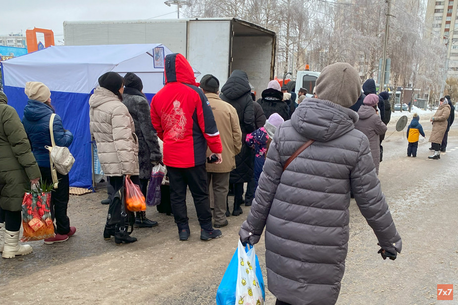 Очередь за куриными яйцами на ярмарке в Белгороде