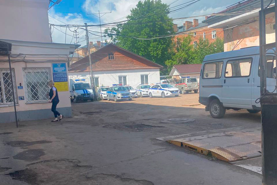 Двор ОВД в Шуе, куда привезли задержанных