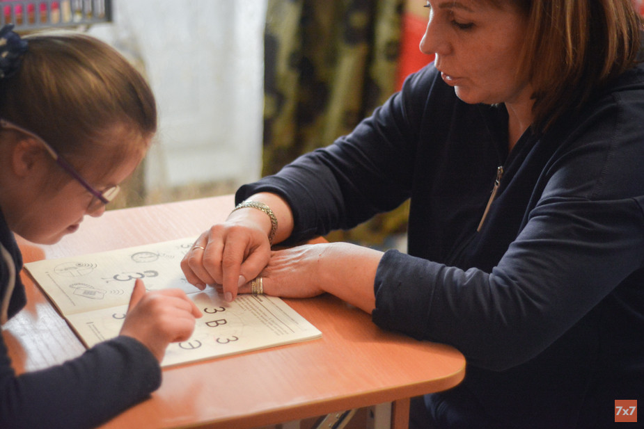 Логопед Алёна Гриценко отрабатывает с Дашей звуки и слова