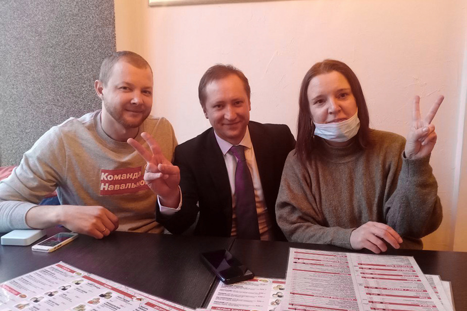 Олег Крупочкин (в центре) с бывшими сотрудниками Штаба Навального* в Ярославле