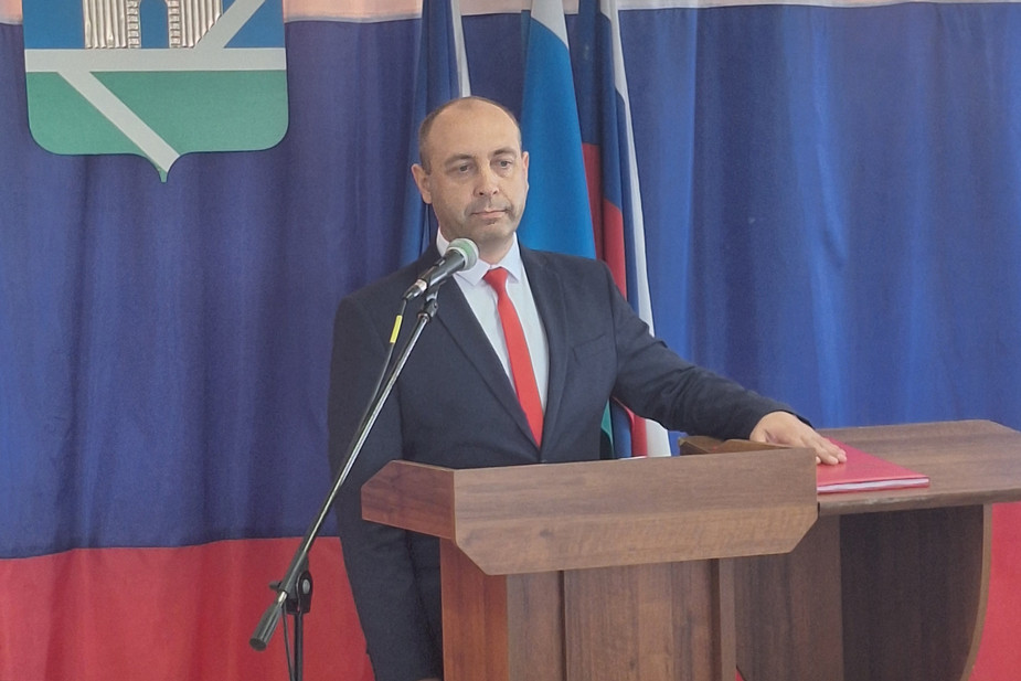 Станислав Фоминых дает присягу во время вступления в должность главы Пышминского муниципального округа, 24 июня 2025 года. Фото: VK