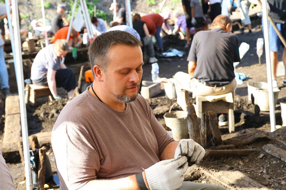 Андрей Никитин на раскопе, 14 сентября 2024 года. Фото: пресс-служба губернатора Новгородской области / Telegram