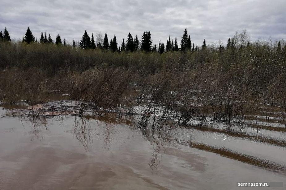 Oil in the Kolva river’s mouth, morning of May 16, 2021