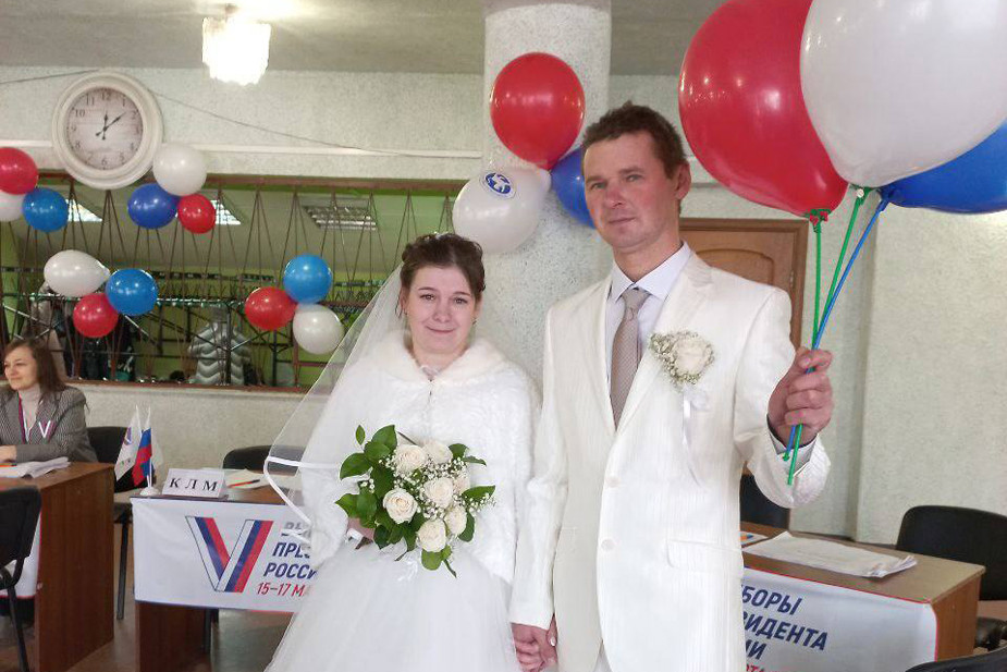 Порховские молодожены пришли в свадебных нарядах проголосовать. Фото: «Псковская Лента Новостей» / Telegram