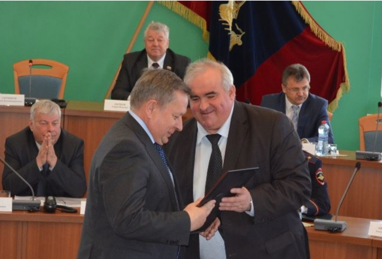 За свои успехи на работе Валерий Катышев получил награду от губернатора Сергея Ситникова