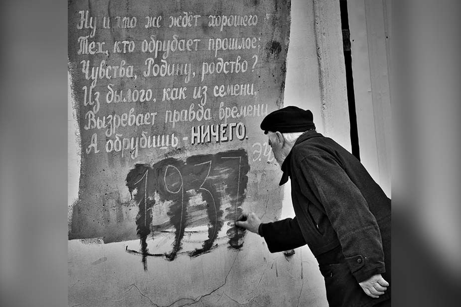 Владимир Овчинников во время работы над произведением памяти жертв сталинских репрессий