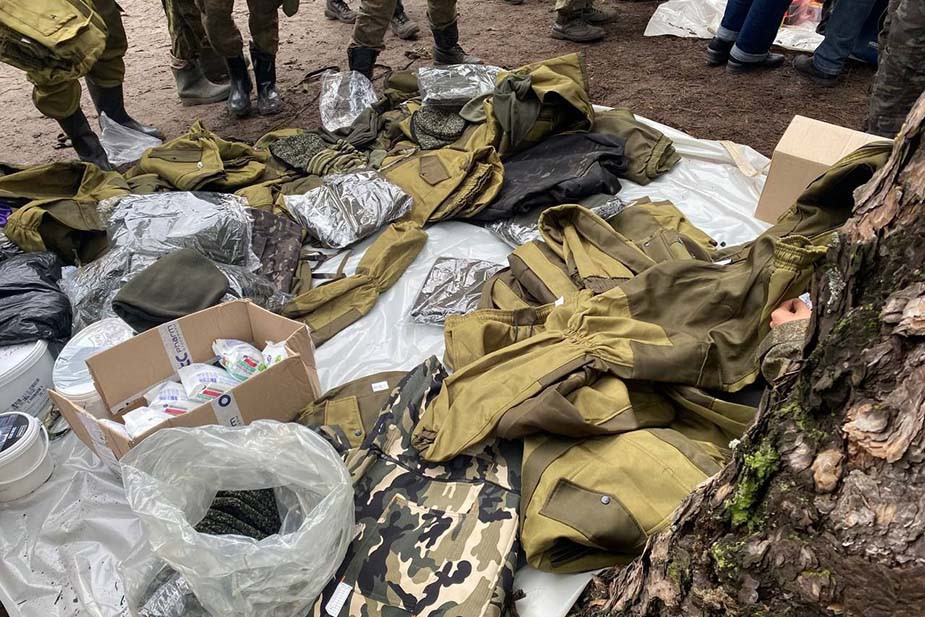 Еду и одежду срочникам привозили волонтеры. Фото предоставлено «7х7»