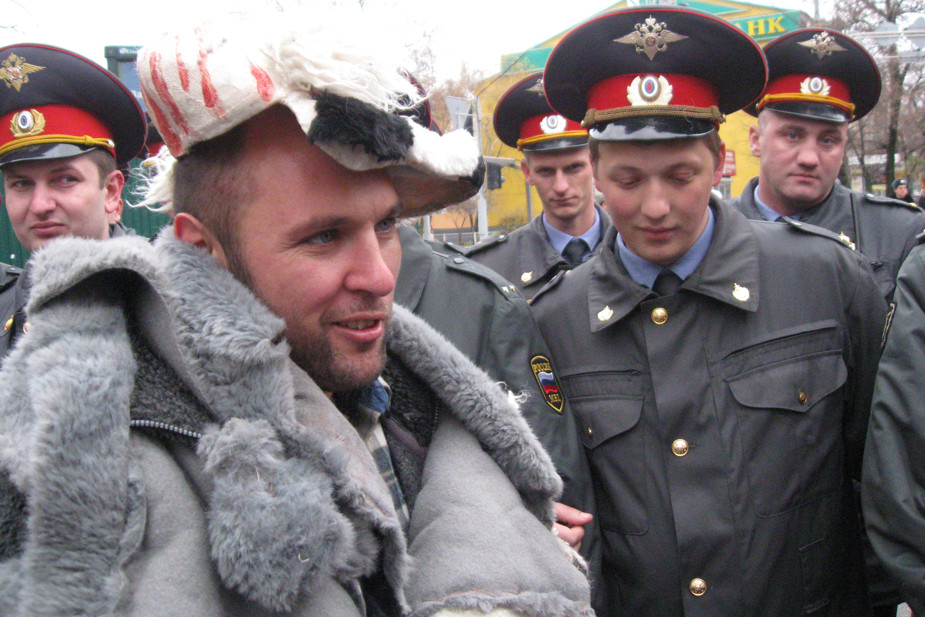 Активист Сурен Газарян пришел в костюме енота на акцию в защиту Утриша в День Конституции. Полицейские задержали его и порвали костюм