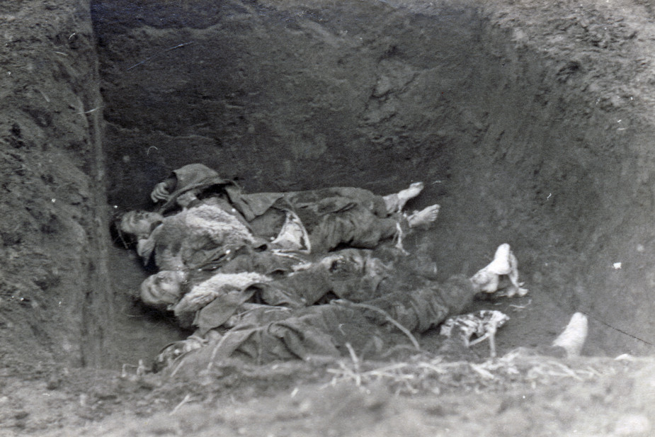 Фотограф запечатлел на этом снимке похороны погибших солдат Вермахта, по-видимому, торопливые и без почестей. 1944 год, Корсунь-Шевченковский «котел». Надпись на обороте: ≪Хоронят изувеченных солдат»