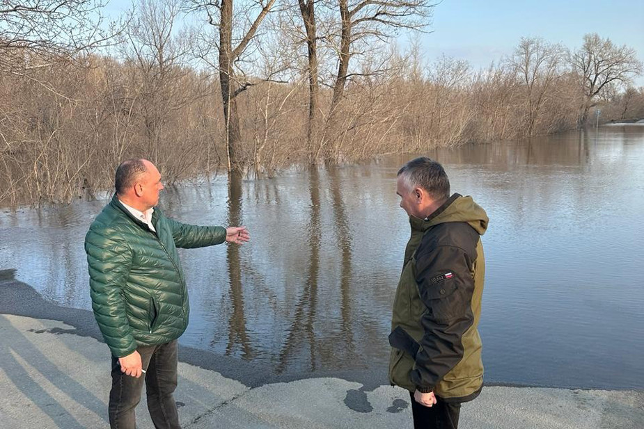 Глава Орска Василий Козупица (справа) осматривает дамбу за несколько дней до ее разрушения, 3 апреля 2024 года