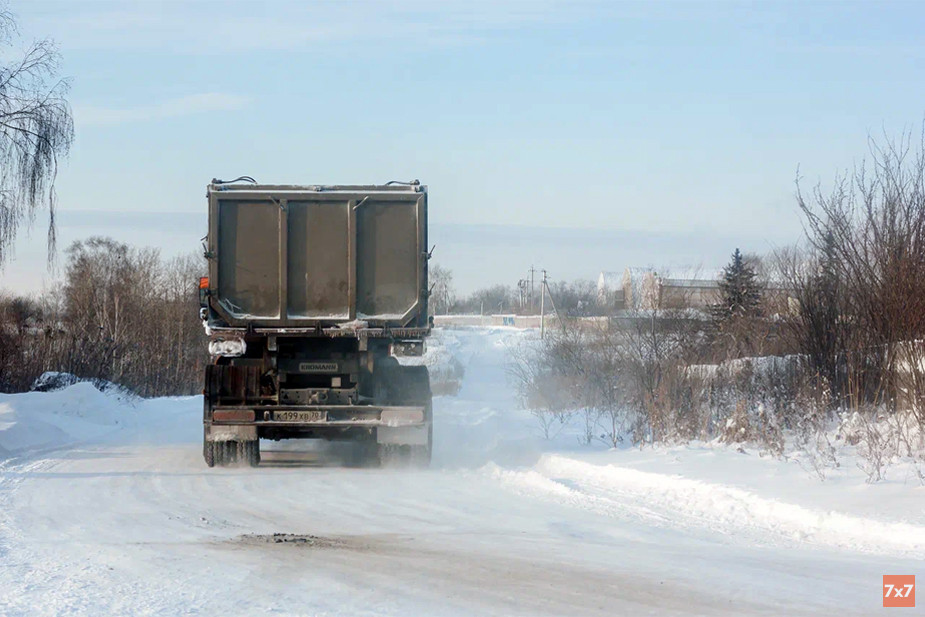 Грузовик на въезде в пос. Заречный