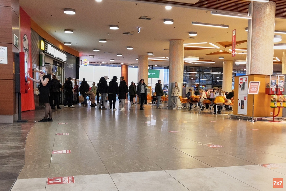 Фуд-корт центрального ТРЦ «Аура» в Ярославле в первый «нерабочий» день.