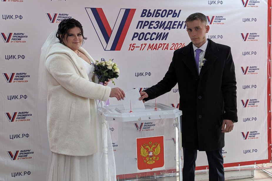 Молодожены голосуют на выборах в Шебекинском округе Белгородской области. Фото: «Мир Белогорья» / Telegram