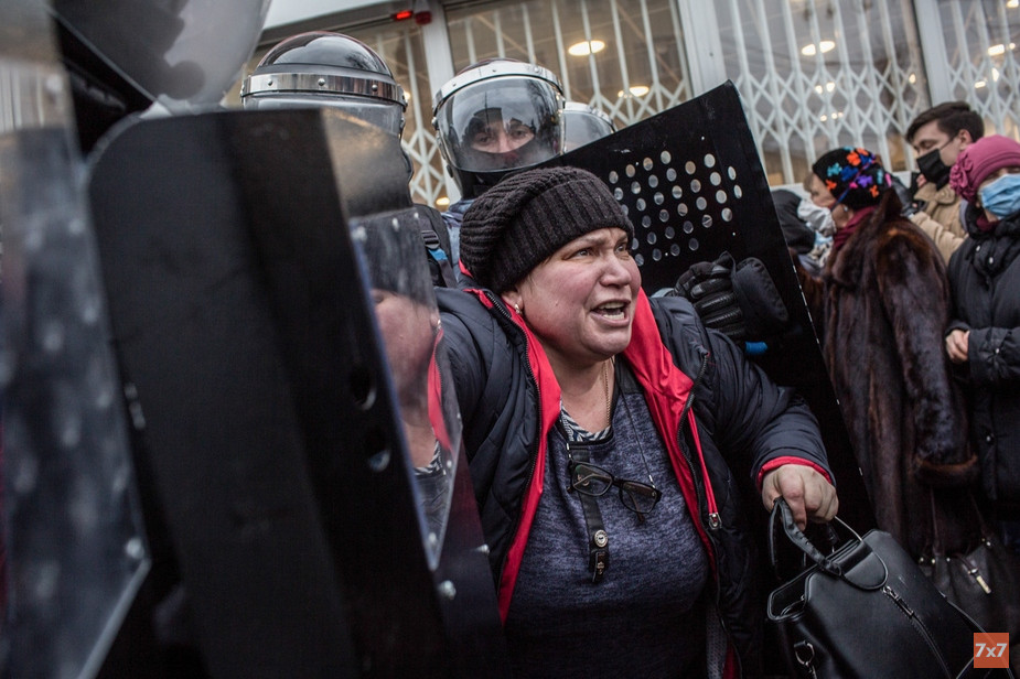 Женщина в окружении ОМОНовцев на акции в Воронеже