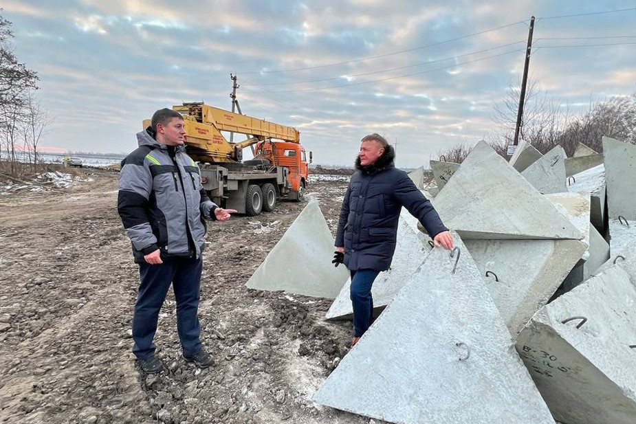 Экс-губернатор Курской области Роман Старовойт инспектирует строительство фортификационных сооружений в Суджанском районе. Фото: телеграм-канал Романа Старовойта