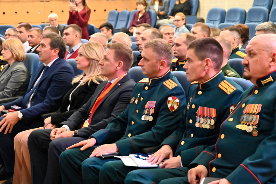 Участники программы «Герои НовоСибири» на встрече с губернатором Новосибирской области, 21 октября 2025 года. Фото: Андрей Травников / VK