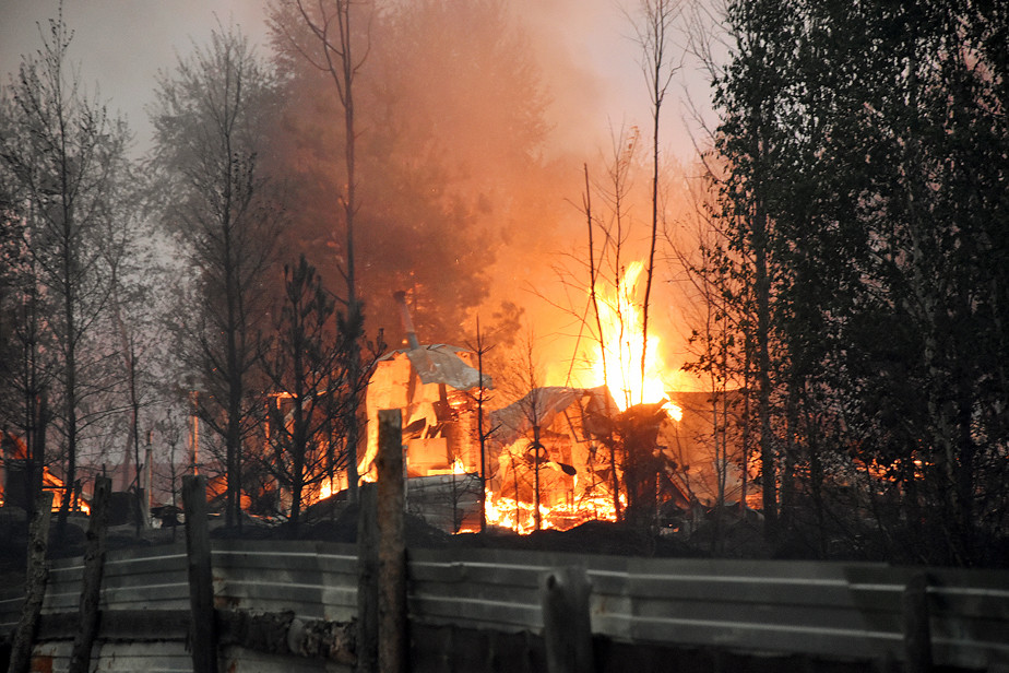 Загоревшиеся из-за лесных пожаров дома