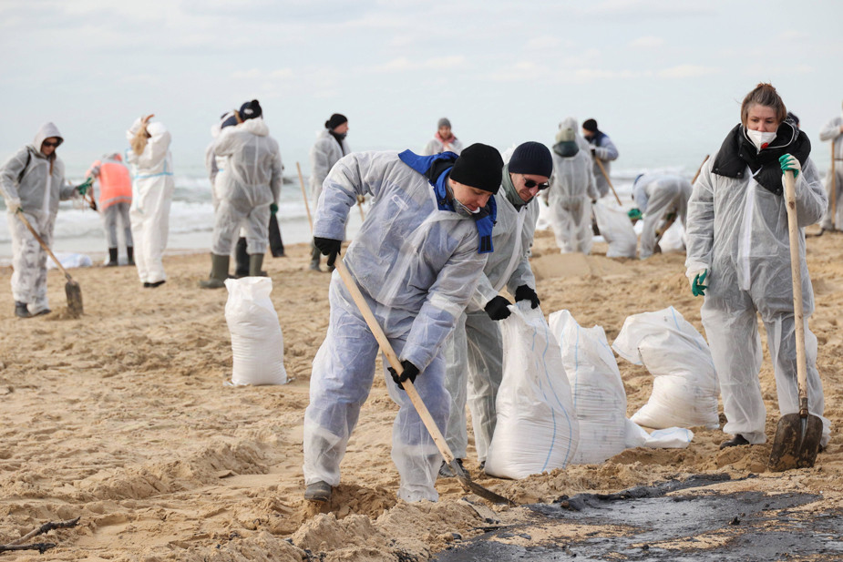 Волонтеры очищают берег от разлива нефти в Анапе, 5 января 2025 года. Фото: Мария Семенова / Sipa / Shutterstock / Rex Features / Vida Press