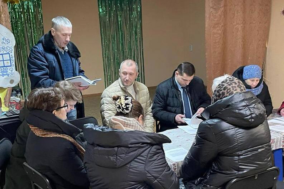 Депутат Госдумы РФ Олег Михайлов и депутат парламента Карелии Андрей Монастыршин на сессии совета Амбарнского сельского поселения, 30 января 2025 года. Фото: КПРФ Карелии