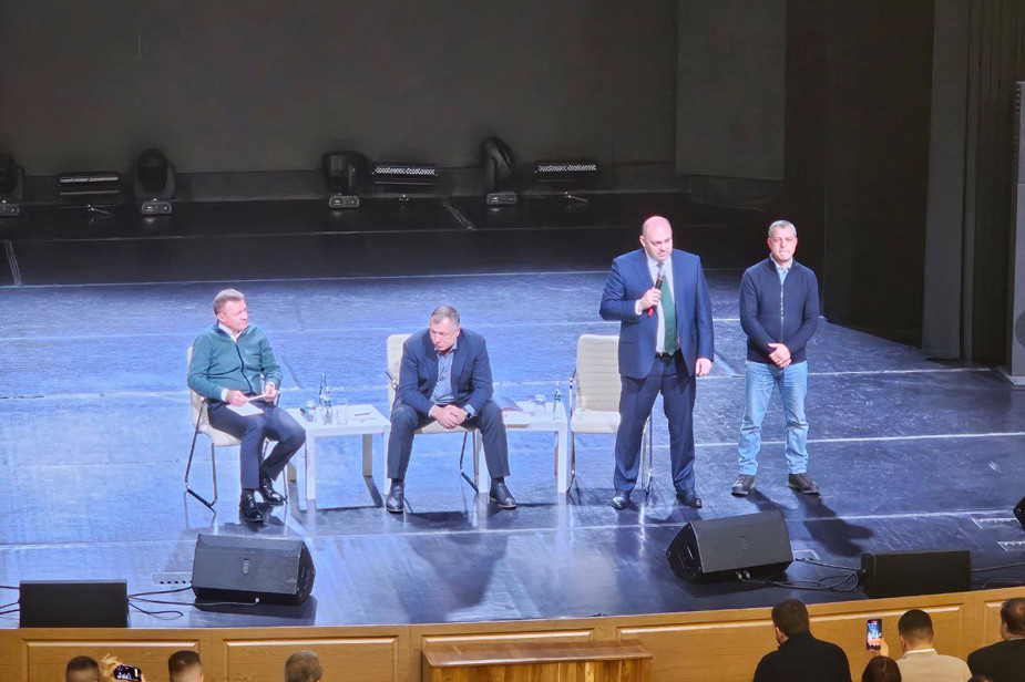 Роман Старовойт, Марат Хуснулин, Алексей Смирнов и Александр Богачев на встрече с жителями приграничных районов Курской области, 12 ноября 2024 года