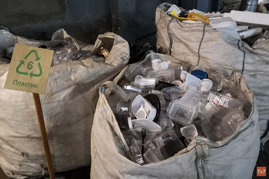 Перед сдачей на переработку вторсырье нужно мыть, сортировать по фракциям, хранить. Если у жителей нет возможности регулярно ездить на акции или в экоцентры, придется найти дома место под отходы