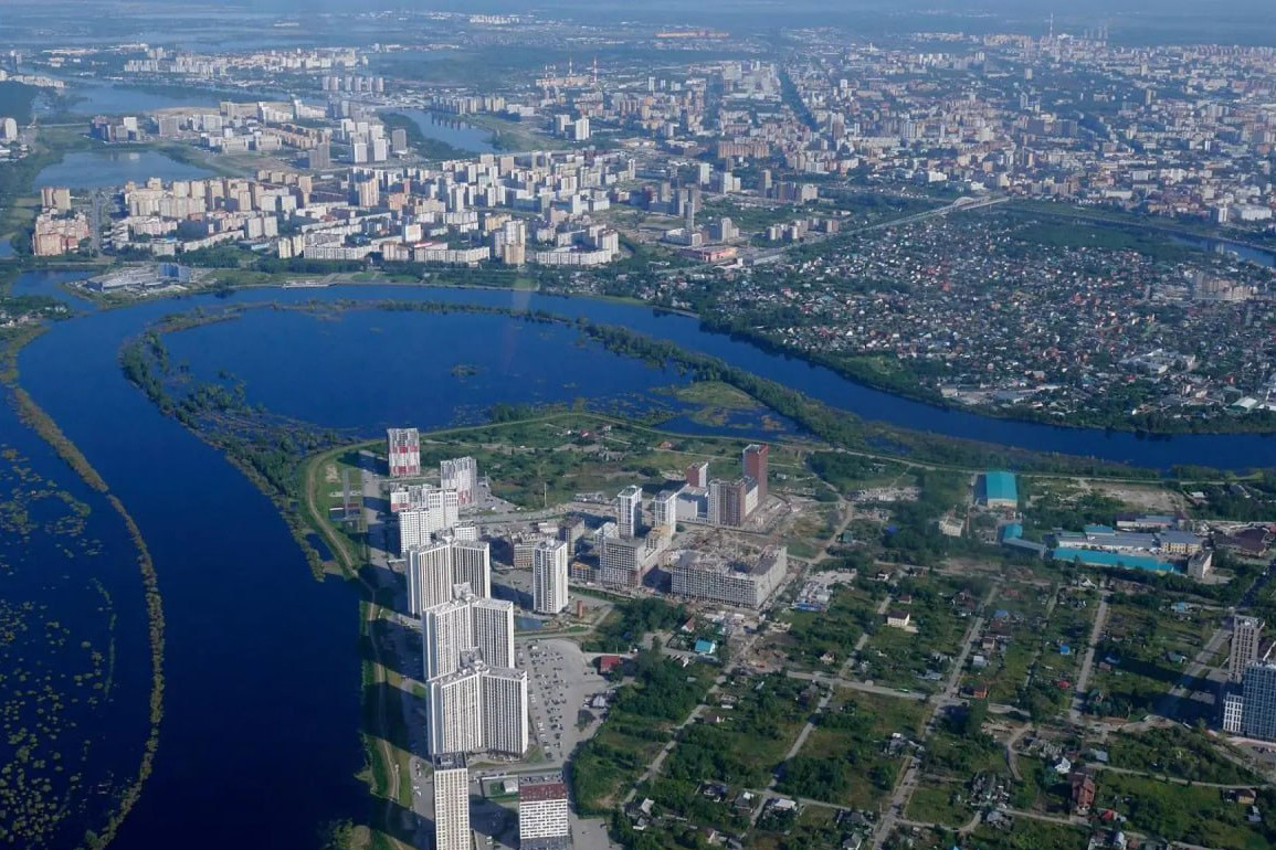 Вид с воздуха на подтопление вокруг дамбы. Фото: администрация Тюмени